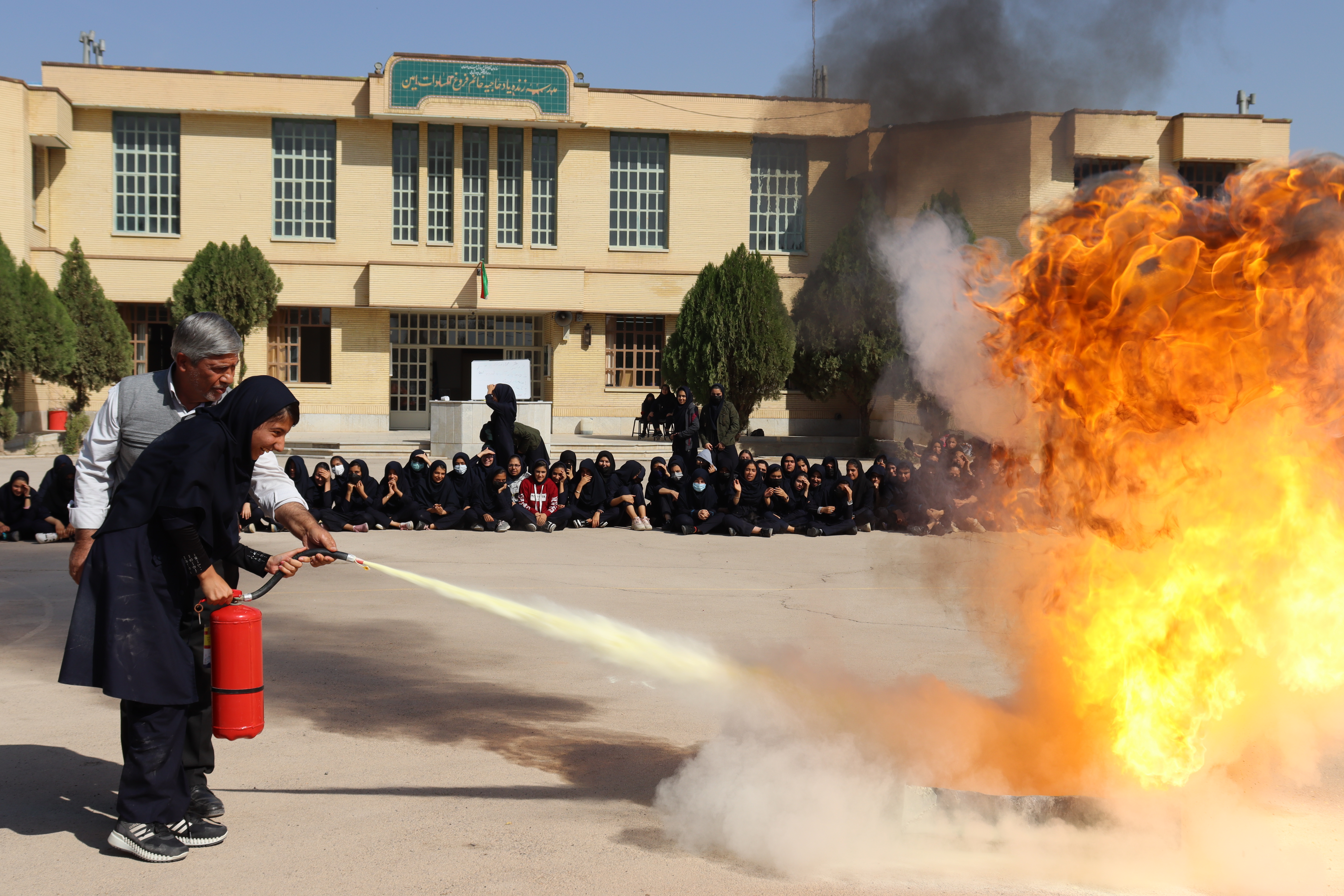 برگزاری مانور پیشگیری از حوادث آتش سوزی در مدارس شهر زازران